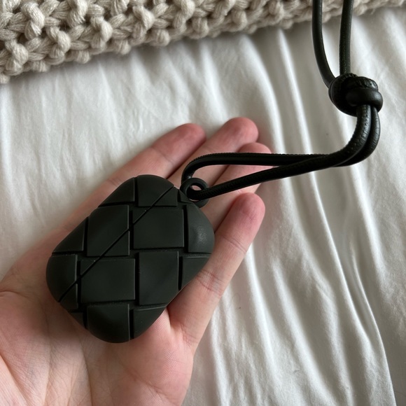 Bottega Veneta card holder wallet and AirPods Pro case - Picture 4 of 6